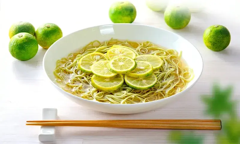 すだちのスライスを盛りつけた、受賞歴を持つすだち麺の一杯