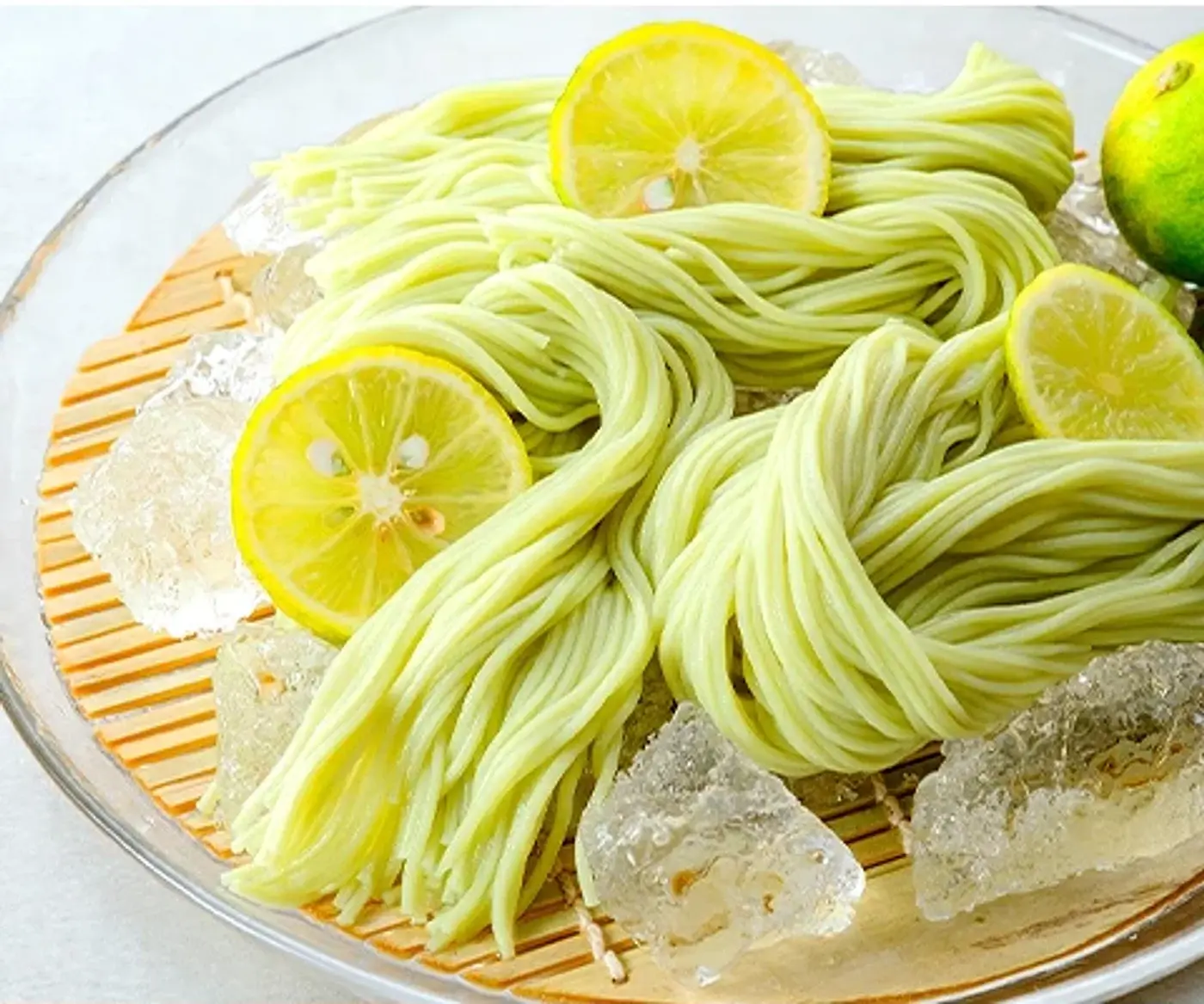氷とすだちのスライスを添えた、冷たいすだち麺