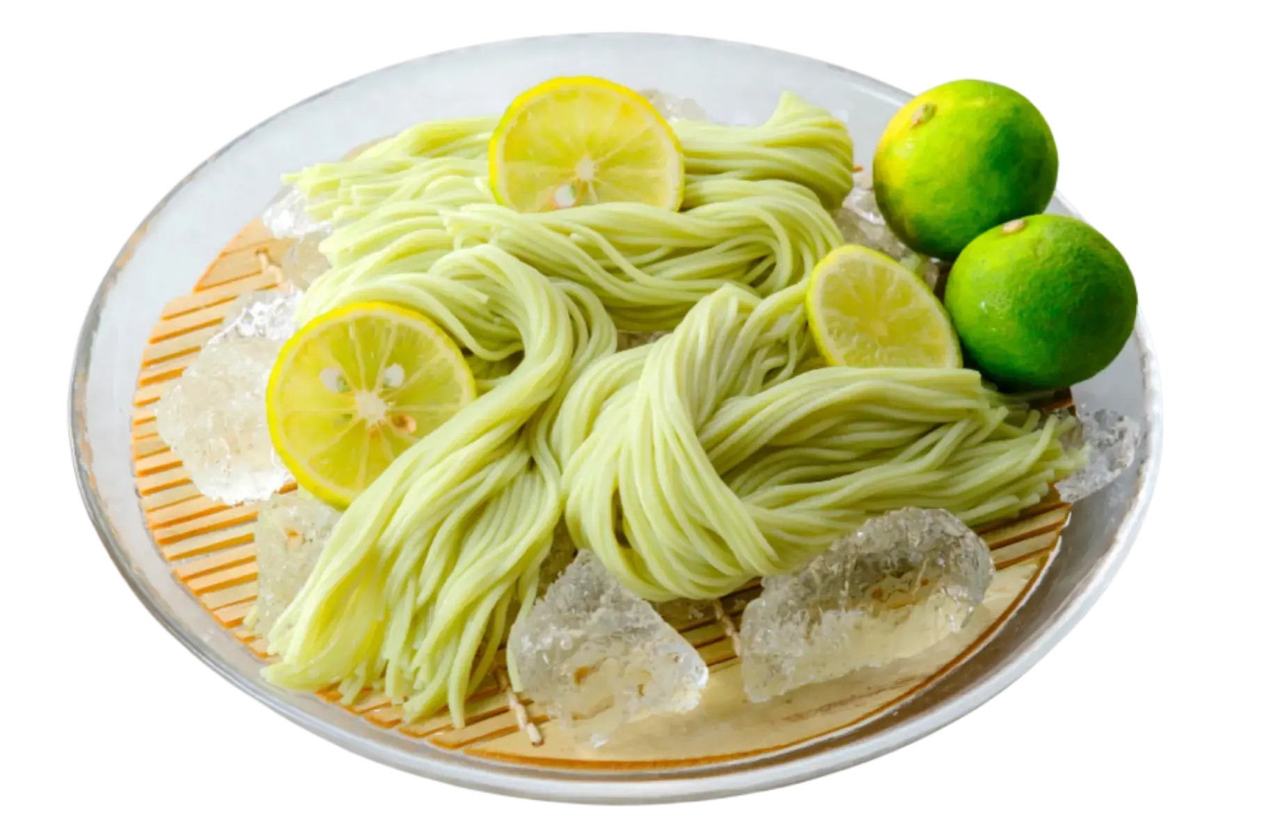 氷とすだちのスライス・すだちの実を添えて盛りつけた、冷たいすだち麺のお皿