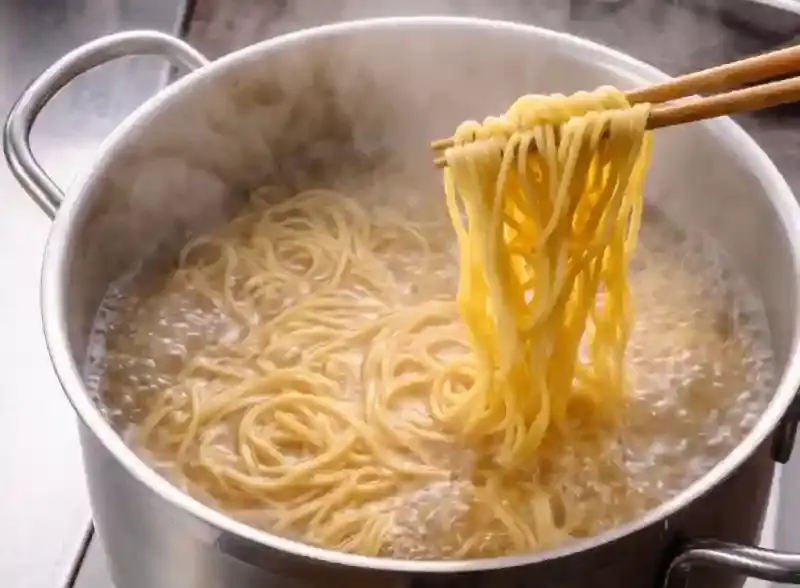 麺を茹でる